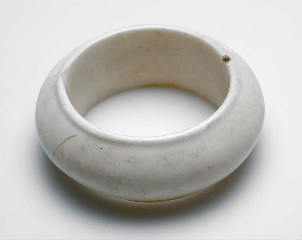 Witte armband gemaakt uit een tridagna gigas schelp