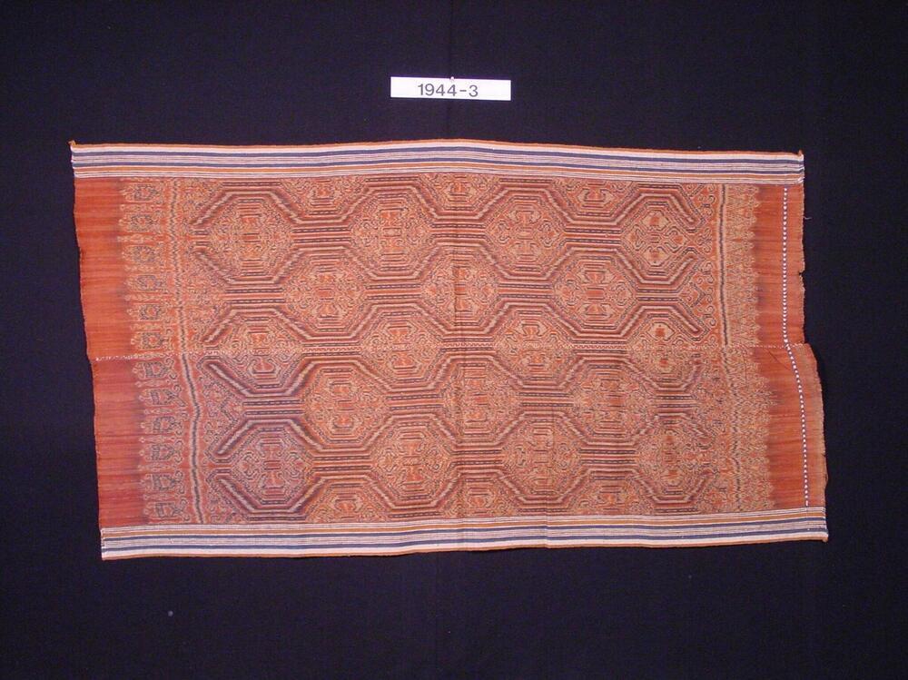 Schouderdoek met ornament in scheringikat
