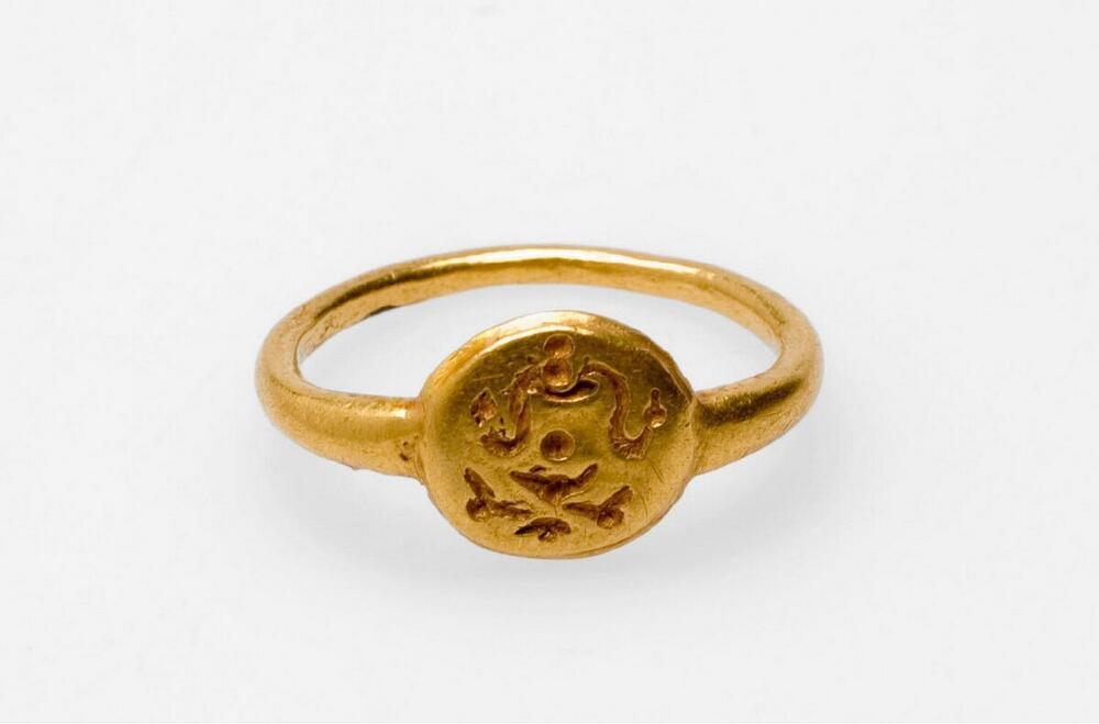 Gouden ring voorzien van stempelkussen met versiering