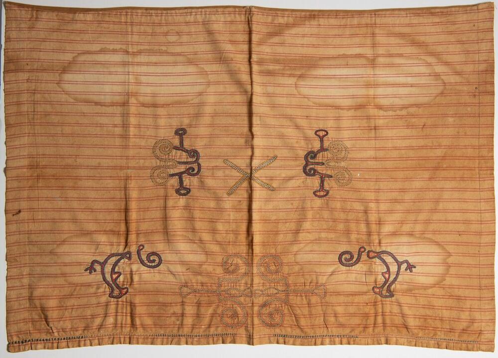 Katoenen doek met gestikte figuren, vermoedelijk gebruikt als lendendoek