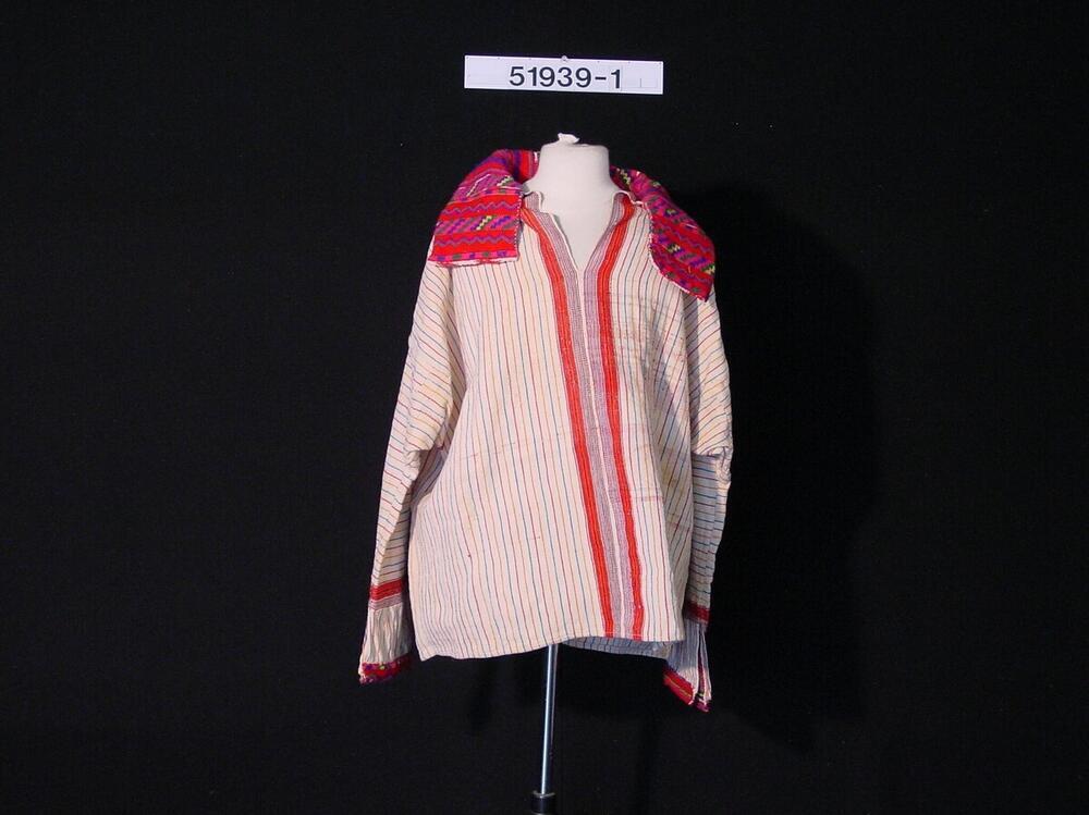 Gestreept mannenshirt met een brede rode kraag met ingeweven geometrische motieven