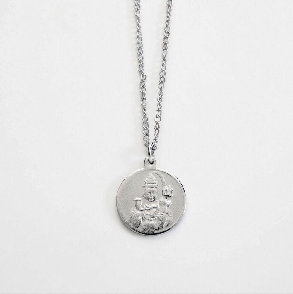 Metalen halsketting met een amulet met een voorstelling van Shiva