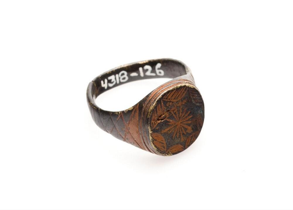 Koperen vingerring met siermotief