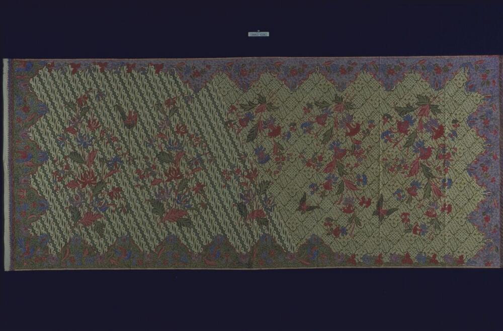 Wikkelrok met boeketten, vlinders en traditionele geometrische motieven