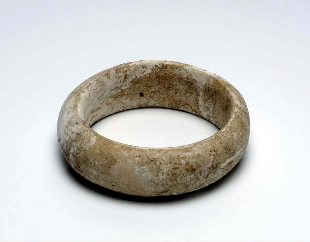 Witte armband uit schelp gesneden