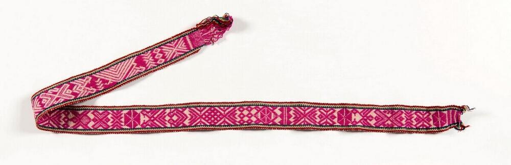 Roze ceintuur met geometrische motieven