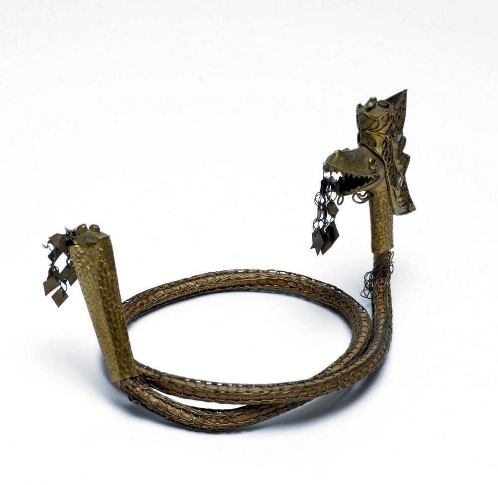 Bovenarmband in de vorm van een naga, een slang-draak
