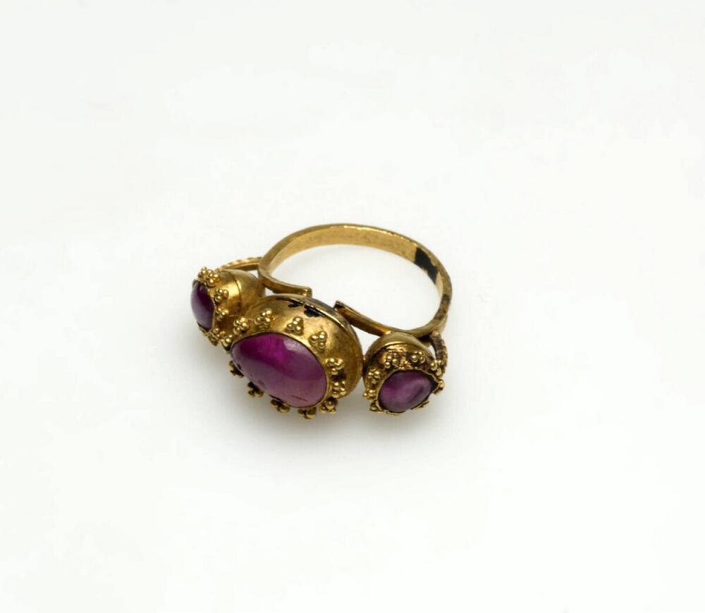 Gouden ring, buitgemaakt bij de puputan van Klungkung