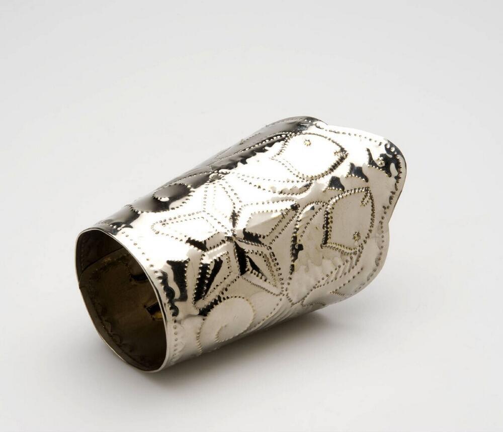 Polsband, die gedragen wordt bij het candomblé kostuum voor de godin Iemanjá