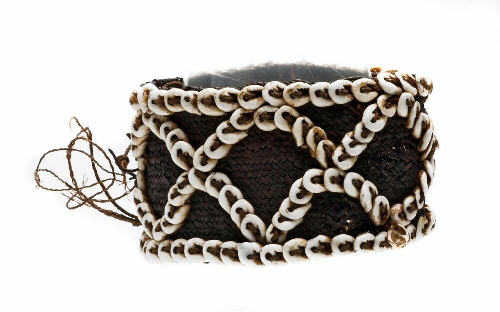 Armband van gevlochten mycelium met nassaschelpjes