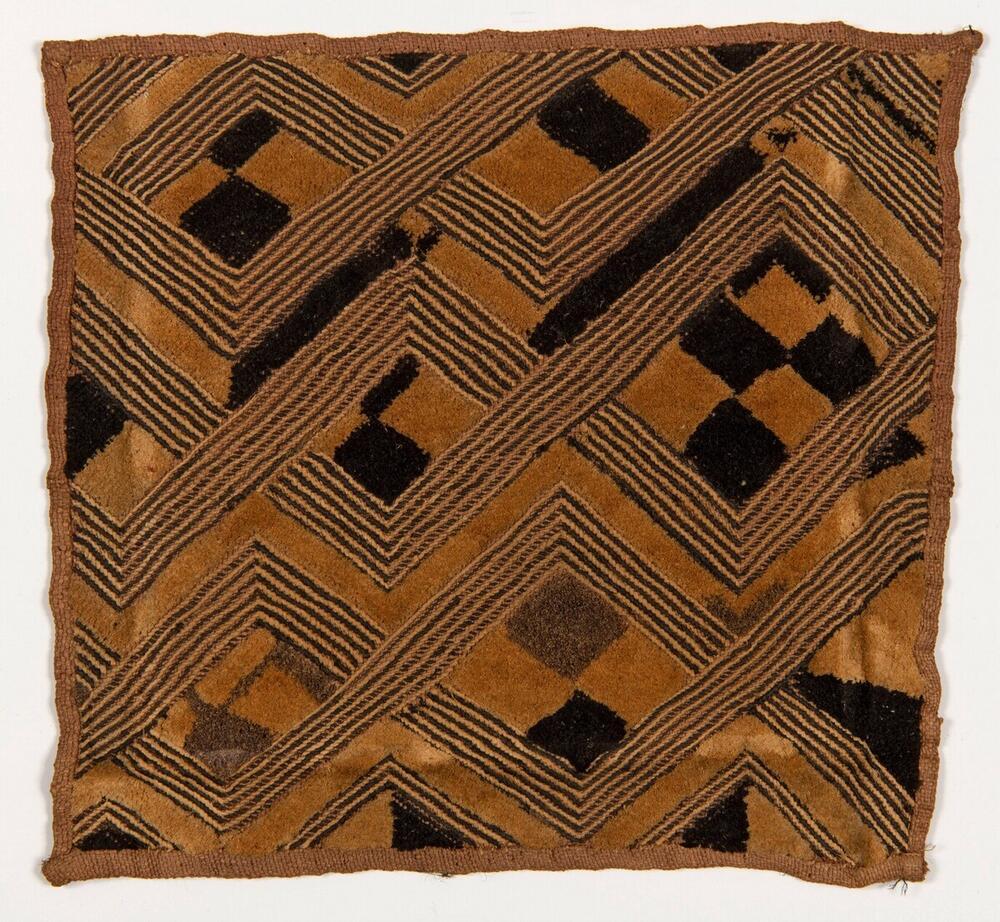 Raffia weefsel, geborduurd met geometrische motieven