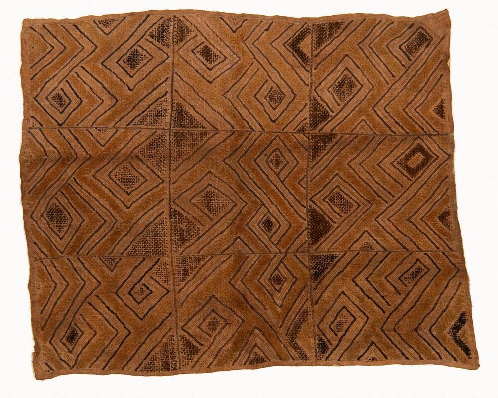 Raffia weefsel, geborduurd met geometrische motieven