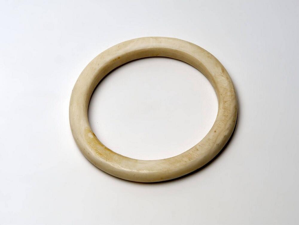 Bovenarmband van schelp