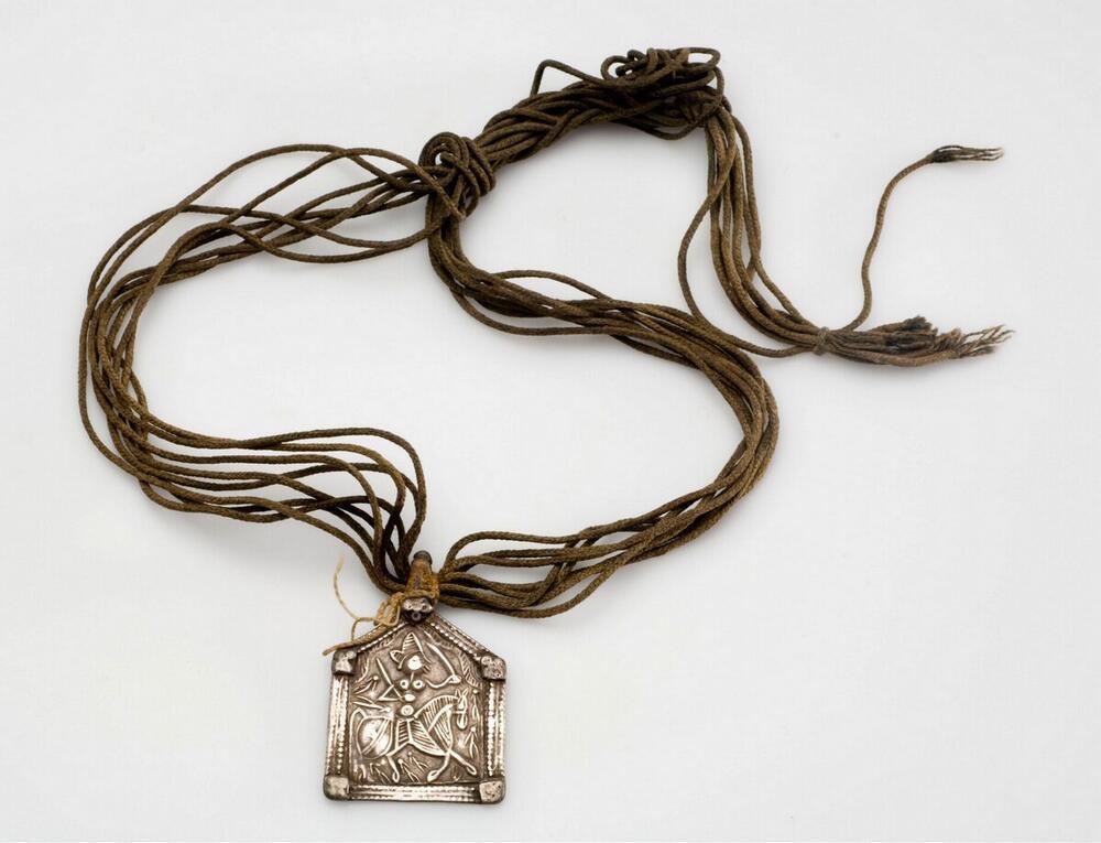 Mannenhalssieraad met een zilveren amulet