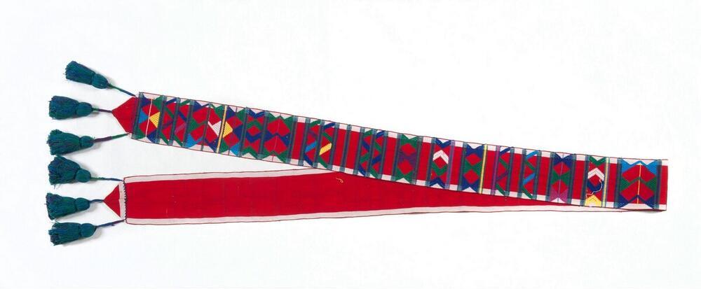 Rode haarband met geometrische motieven