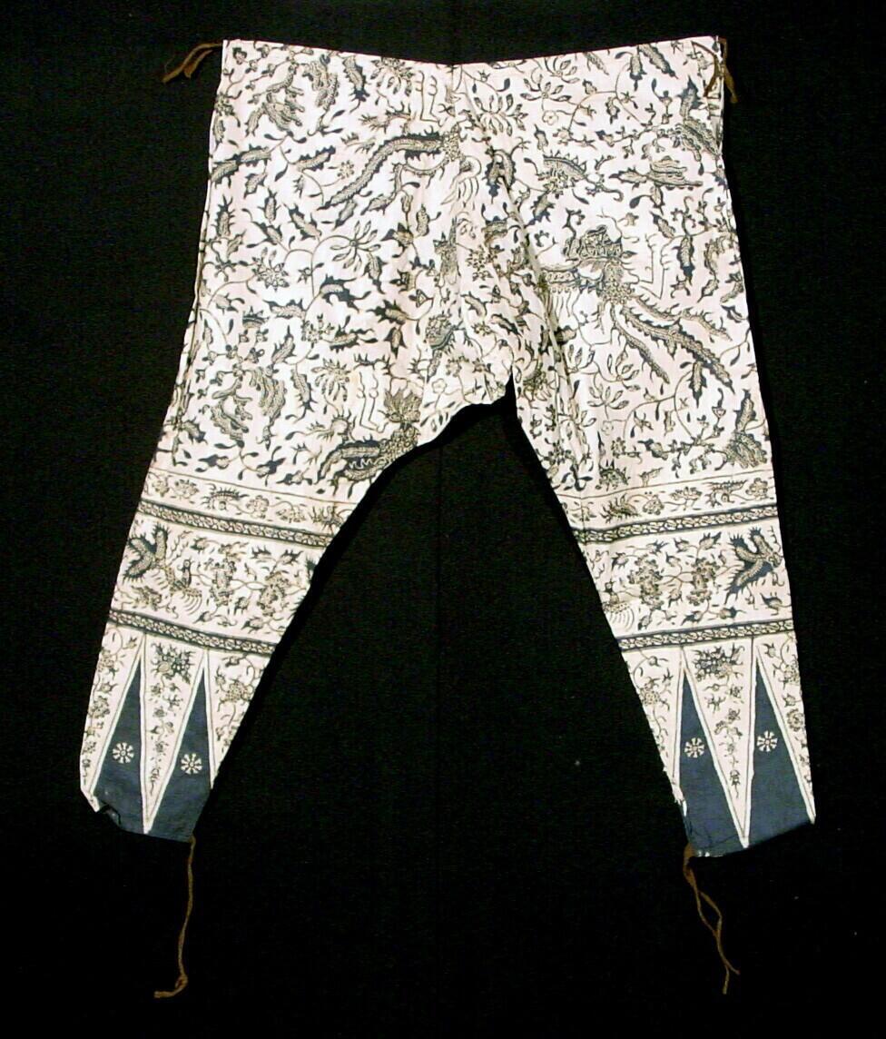 Gebatikt jongensbroek, met plantenmotieven versierd