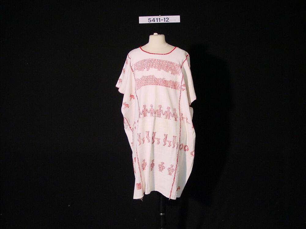 Een vrouwenblouse met wollen motieven in breedterichting