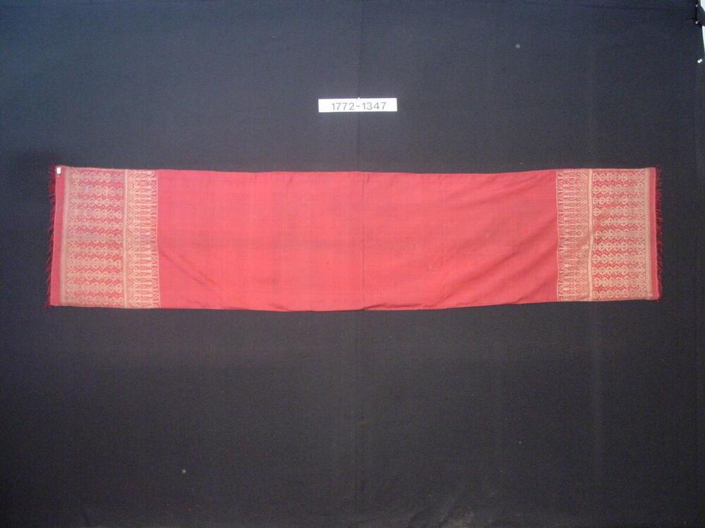 Schouderdoek van rode zijde met ornament van extra ingeweven gouddraad