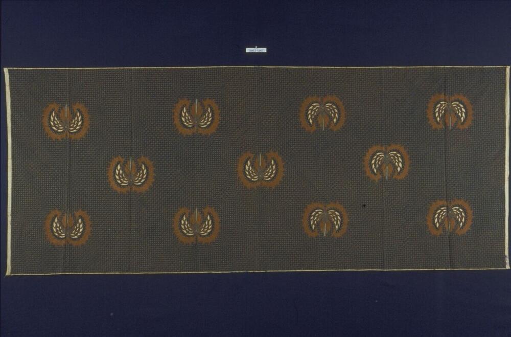 Wikkelrok met sterpatroon en grote vleugelmotieven