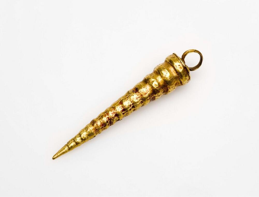 Gouden hanger in de vorm van een lange punt