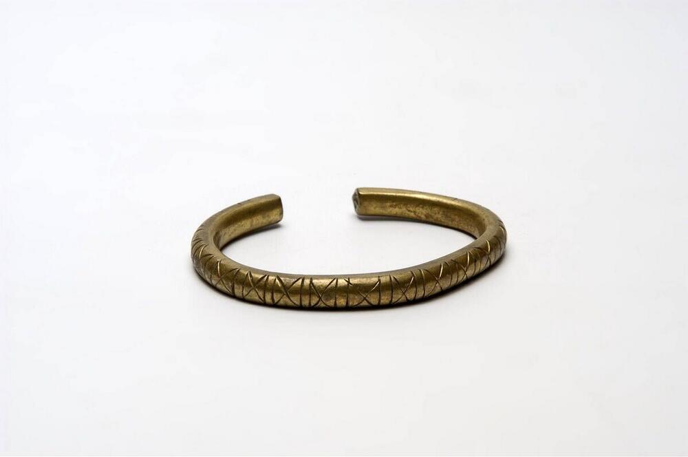 Geelkoperen armband, versierd met ingegrifte kruisjes