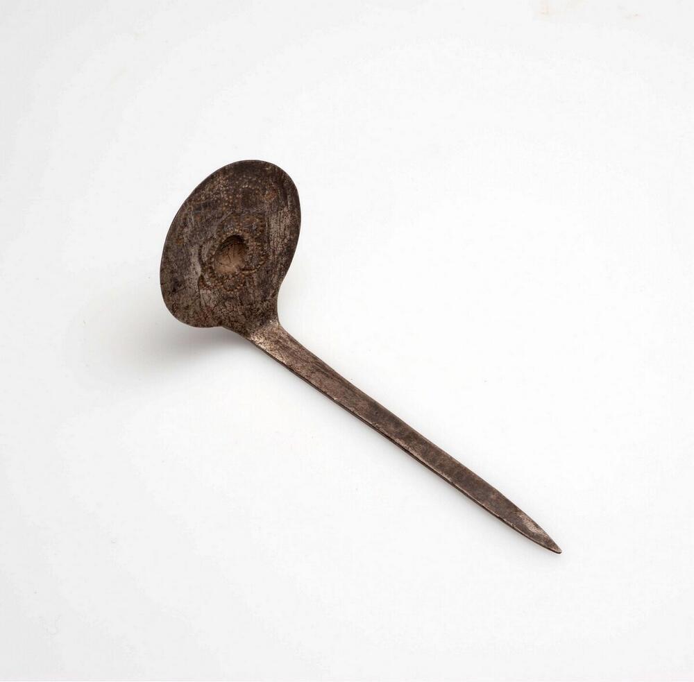 Zilveren haarspeld met versiering op de knop in de vorm van een bloem