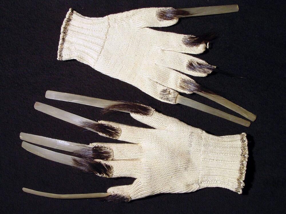 Een paar handschoenen behorend bij een Jauk-kostuum
