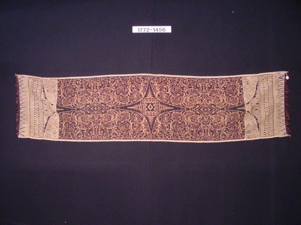 Katoenen schouderdoek met ornament in dubbel-ikat, randen geborduurd met zilverdraad