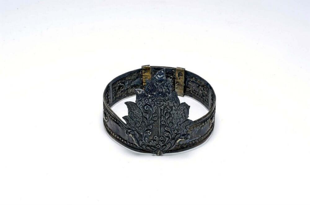 Zilveren armband, gebruikt door danseressen