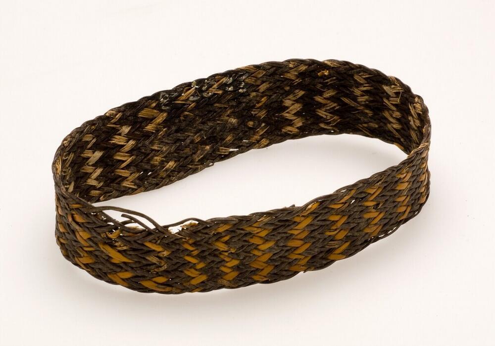 Armband van gevlochten rotan vezels