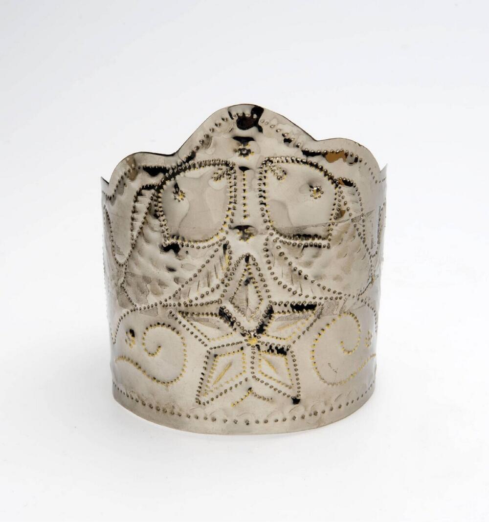 Bovenarmband, die gedragen wordt bij het candomblé kostuum voor de godin Iemanjá