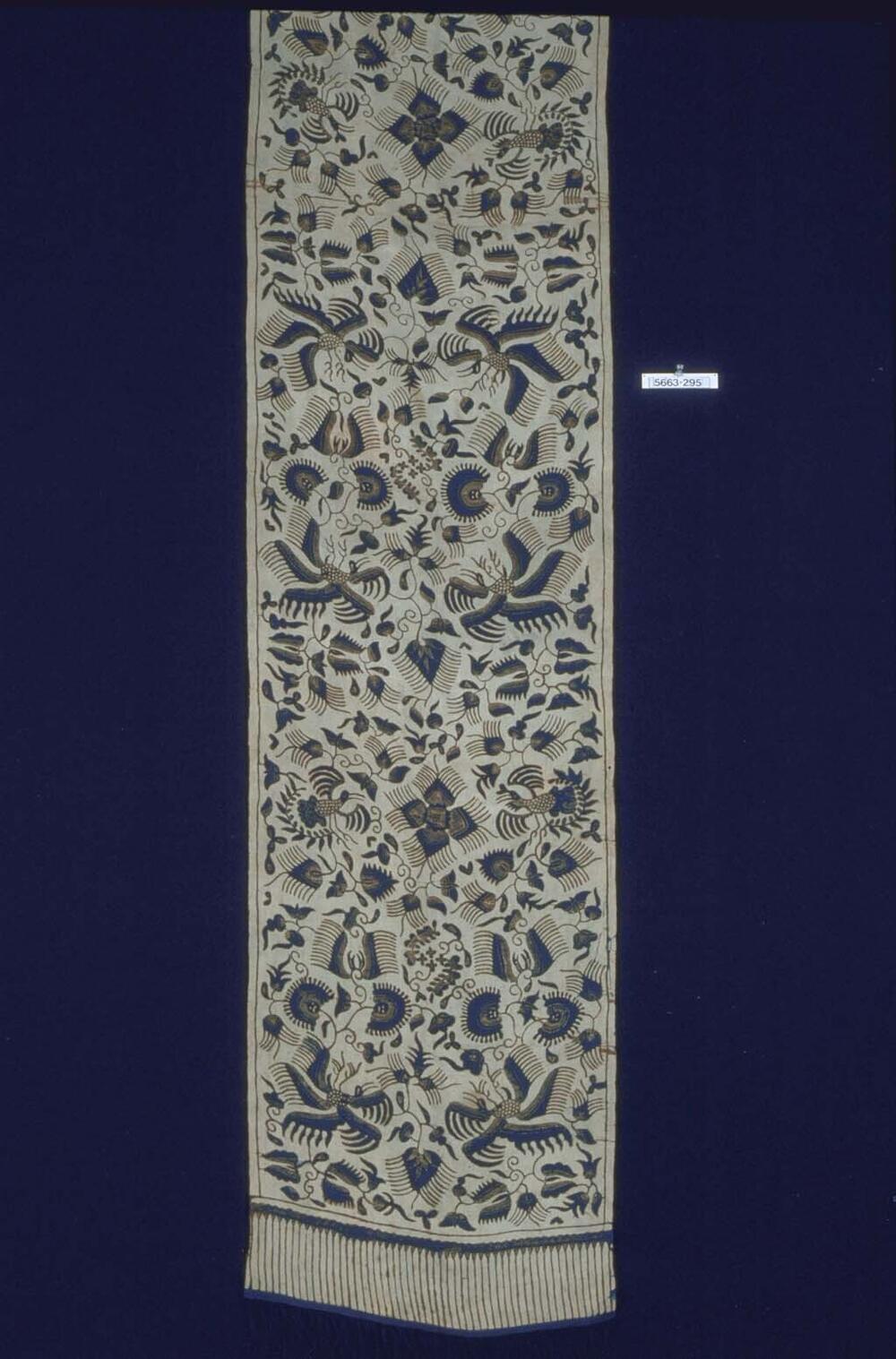 Zijden schouderdoek met fabelvogels, bloemen en bloemvogels
