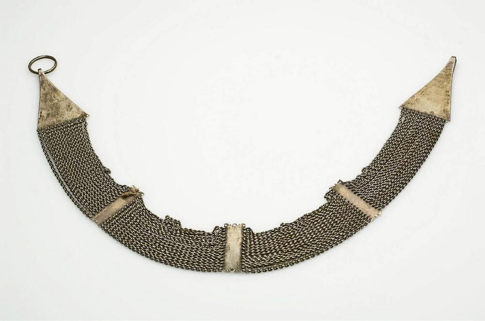 Ketting ter versiering van een mannenhoofddoek
