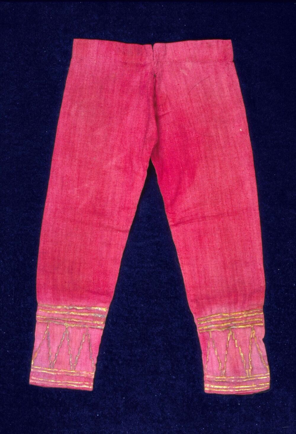 Broek voor een pop in een tentoonstelling, bedrukt met gouden tumpal-motieven