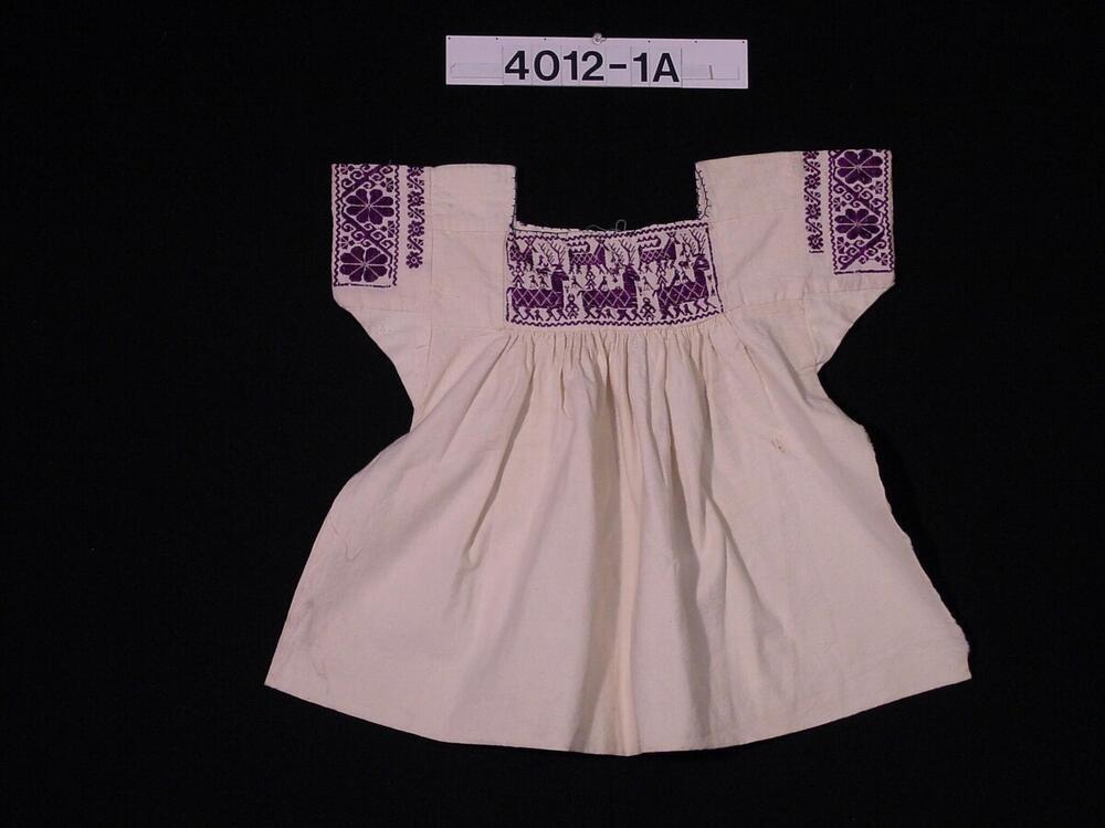 Katoenen vrouwenblouse met borduursel rond de hals en op de mouwen