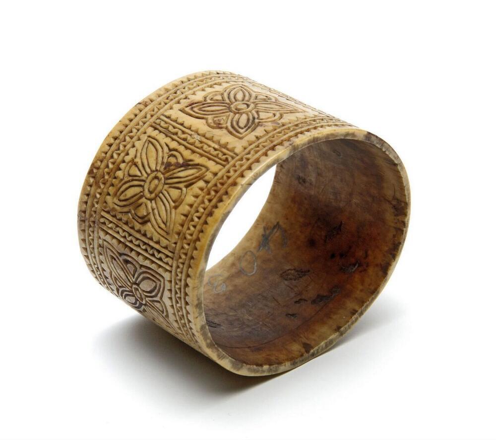 Ivoren armband met bruin ingekleurde ingesneden bloemversieringen