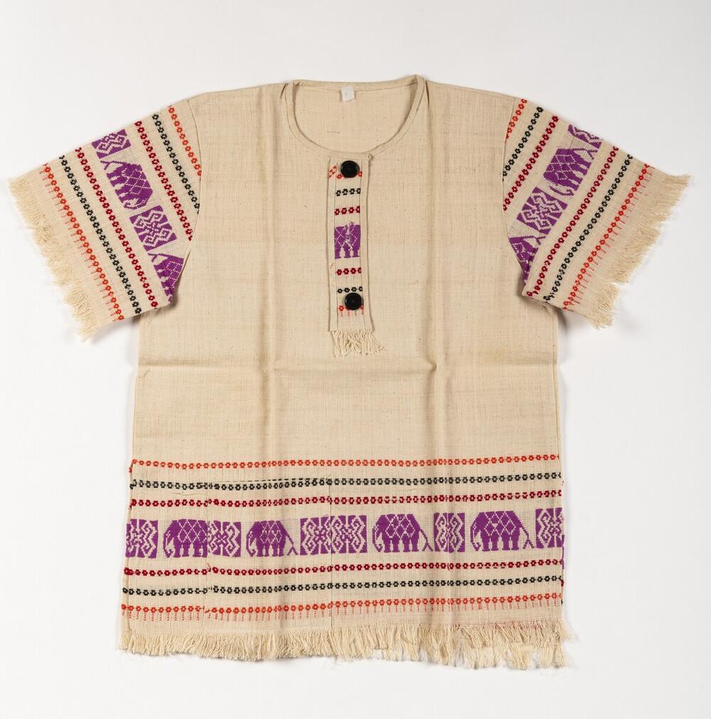Een katoenen blouse gedragen door vrouwen.