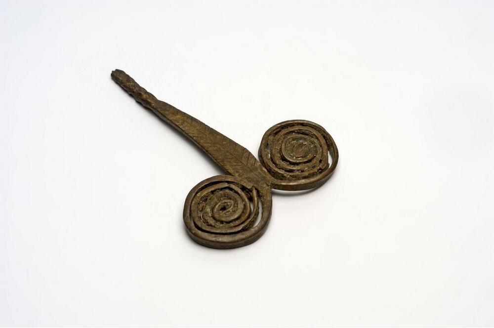 Messingen sieraad met ornament van twee spiralen