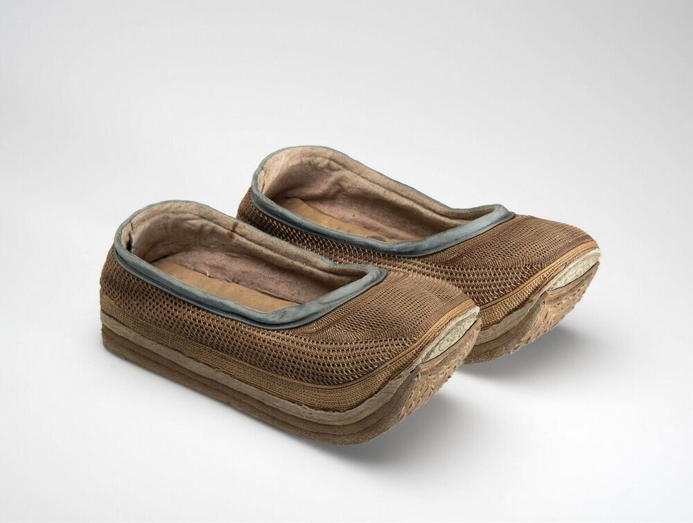 Paar schoenen van fijn gevlochten materiaal met dikke zool