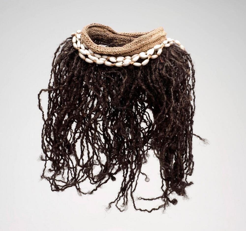 Armband van gevlochten touw, versierd met mensenhaar en jobstranen