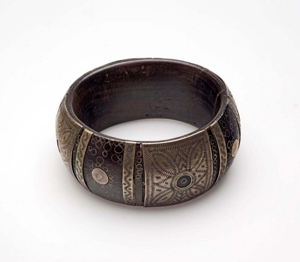 Zwart hoornen armband, versierd met opgelegde zilveren plaatjes