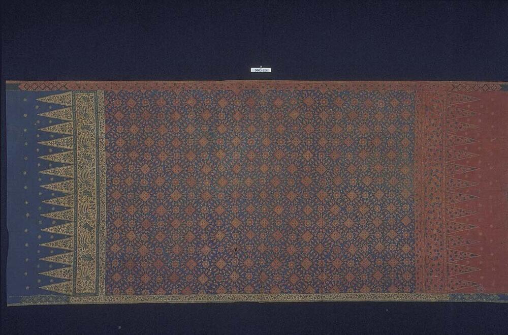Wikkelrok met geometrische motieven en uiteinden van verschillende kleur