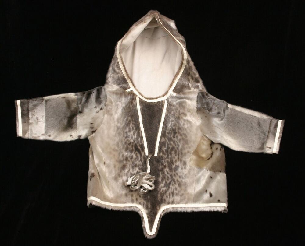 Amaut, vrouwenjas met capuchon