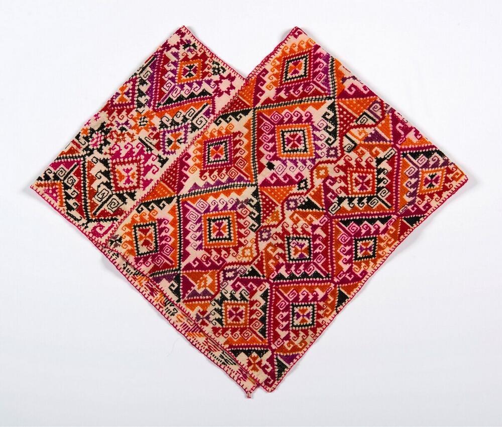Quechquémitl met geometrische motieven