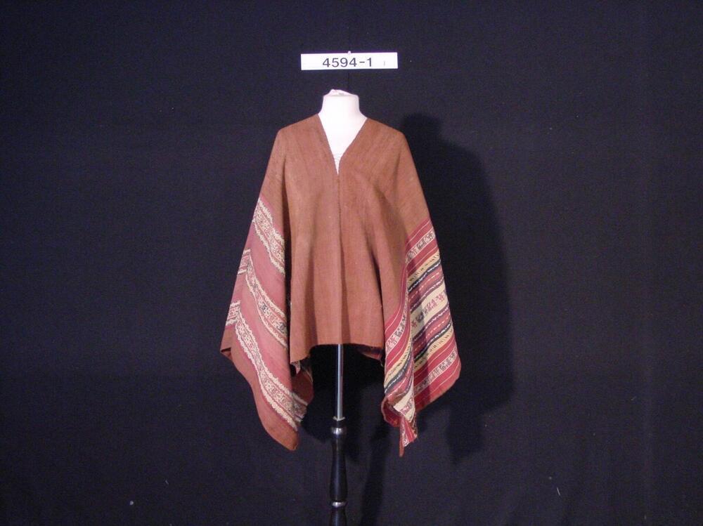 Wollen mannenponcho met streeppatroon