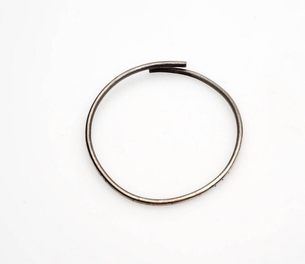 Armband, die gedragen wordt bij het candomblé kostuum voor de godheid Oxalá