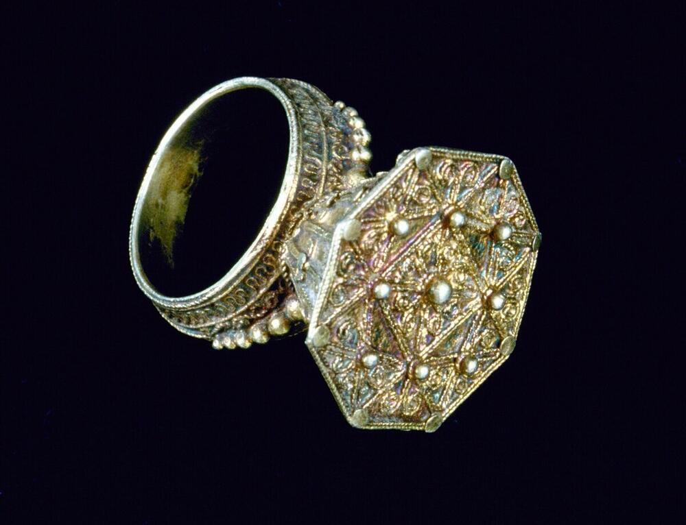 Ring met geneeskrachtige kruiden