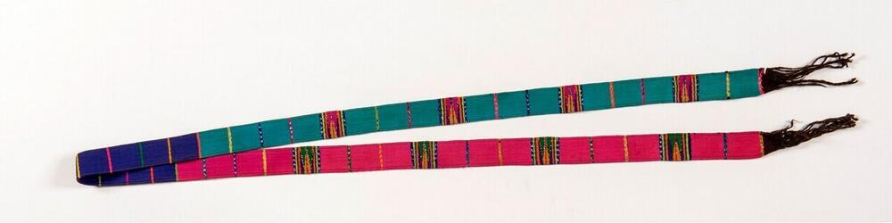 Ceintuur in het blauw en roze met geometrische motieven