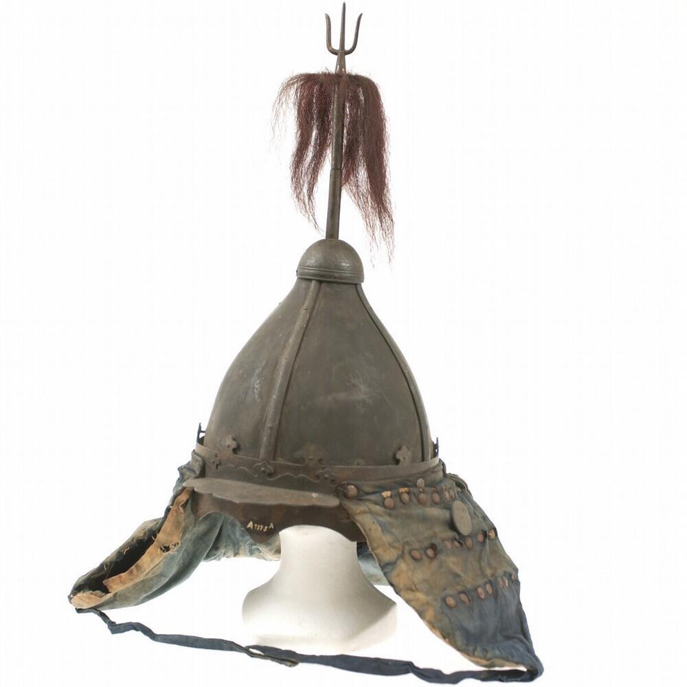 Helm van ijzer met een drietand, rode pluim en nekbescherming, onderdeel van een krijgskostuum