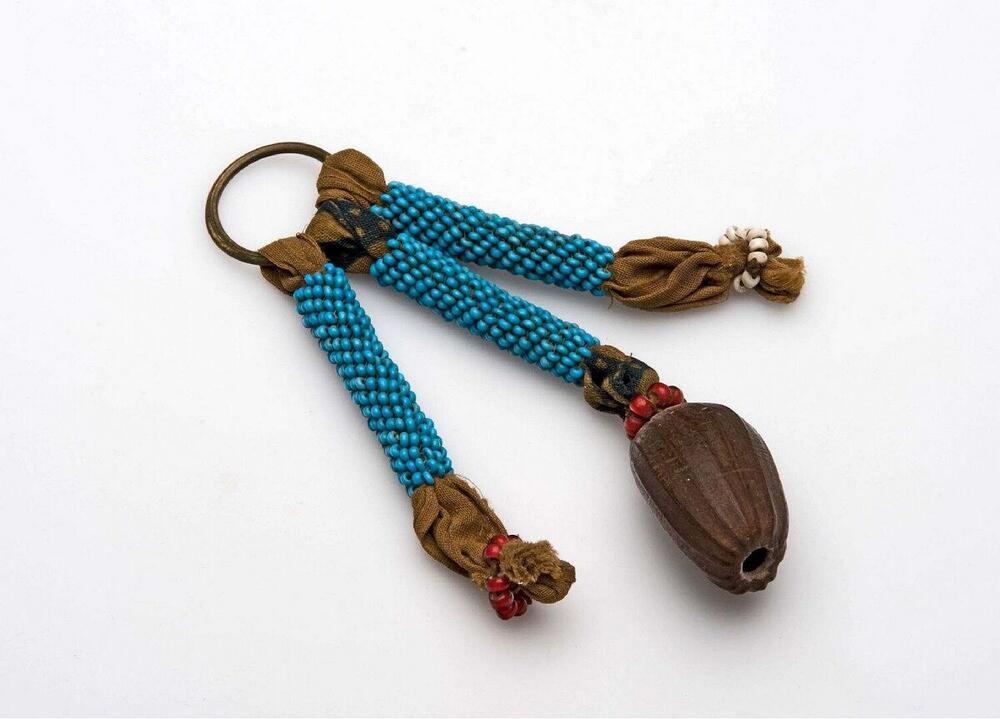 Sieraad van kralenbandjes met houten hanger